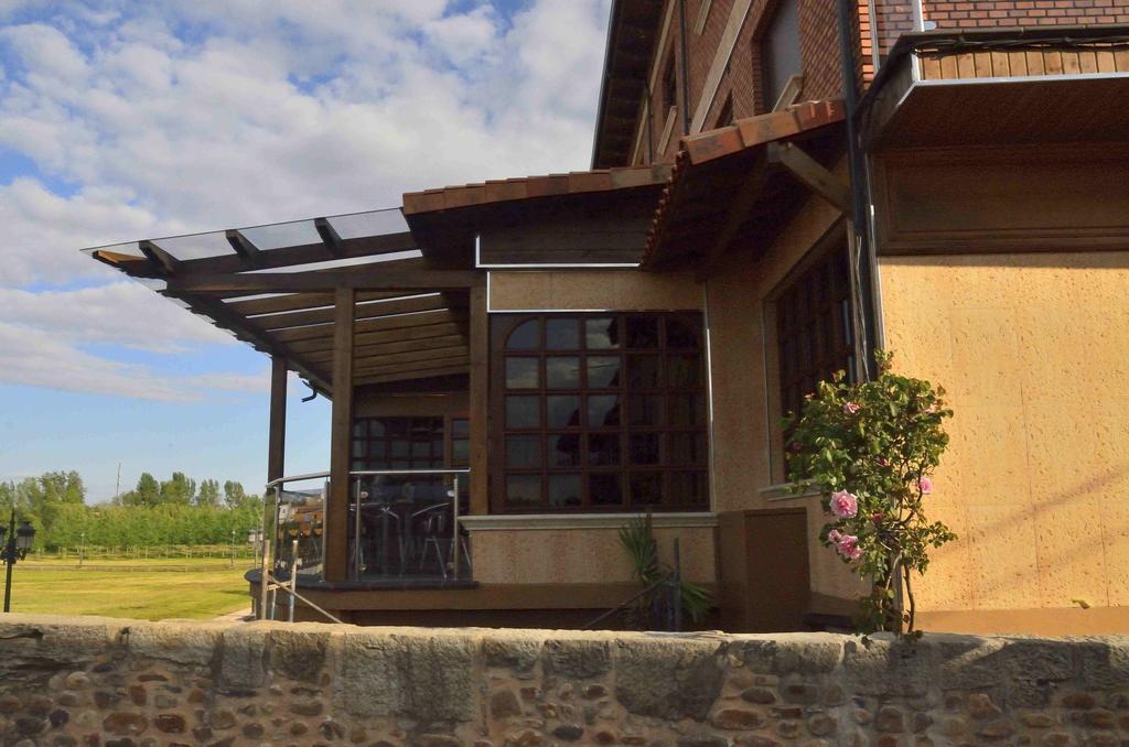 Hostal Don Suero De Quinones Hospital de Órbigo Exterior foto